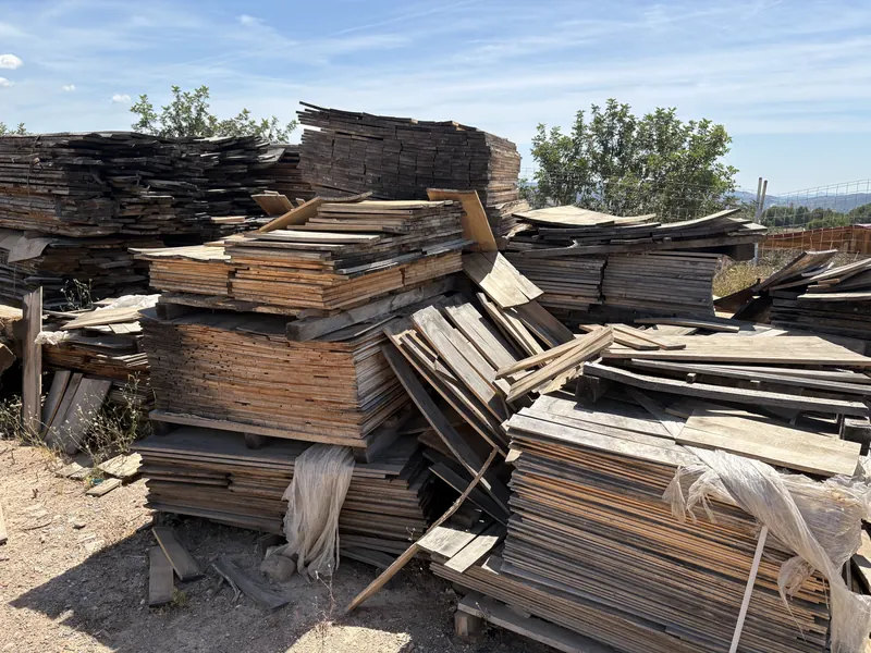 Madera reciclada en diversos formatos.