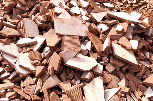 Residuos de tejas y materiales cerámicos.